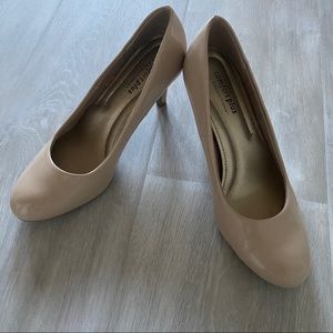 Nude pumps